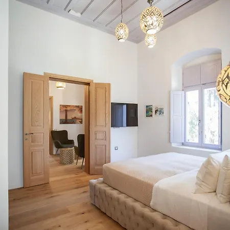 Aylin Executive Bed & Breakfast 4*